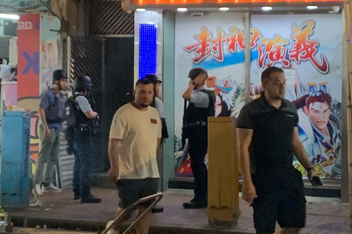 警員接報後配備避彈衣和頭盔等到場調查。(Threads用戶fffff999_0711)