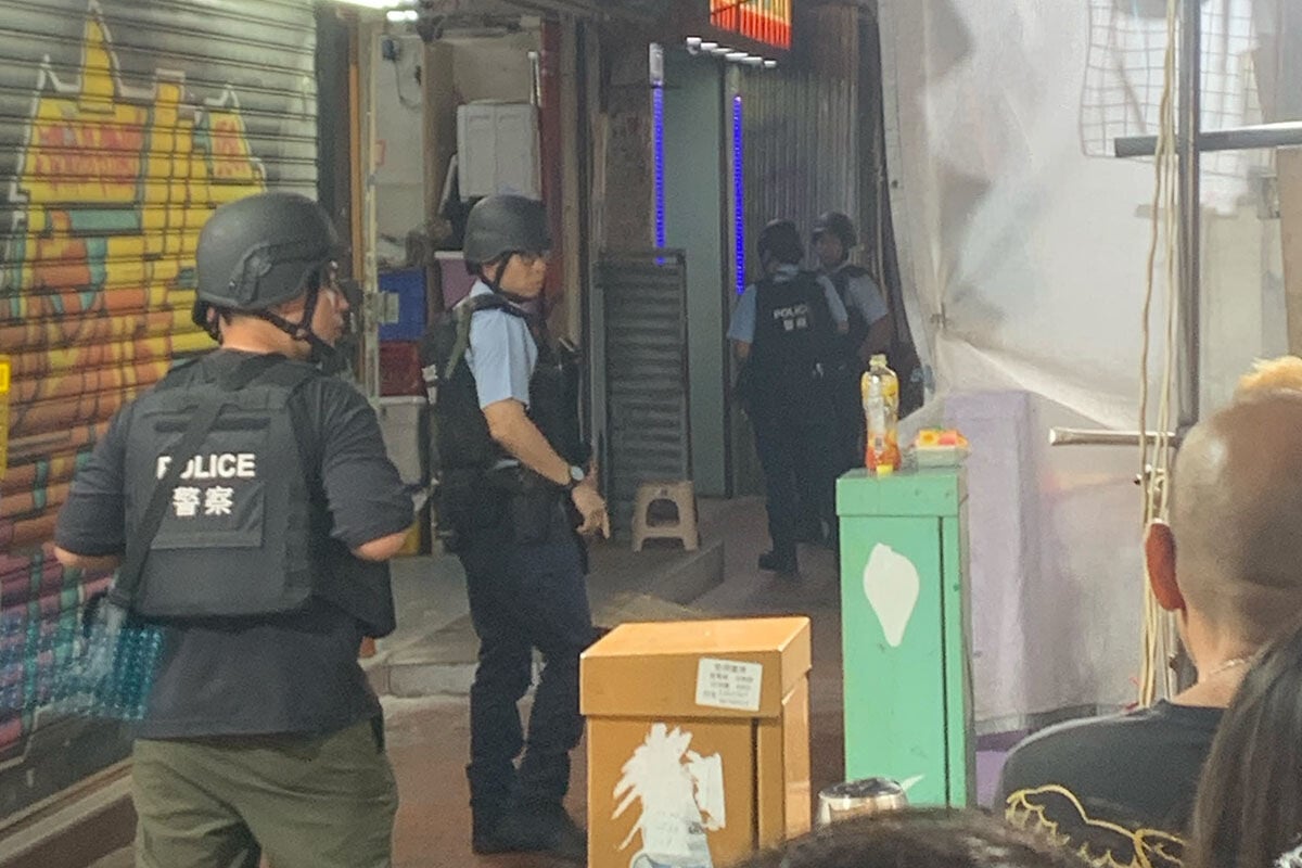 警員接報後配備避彈衣和頭盔等到場調查。(Threads用戶fffff999_0711)