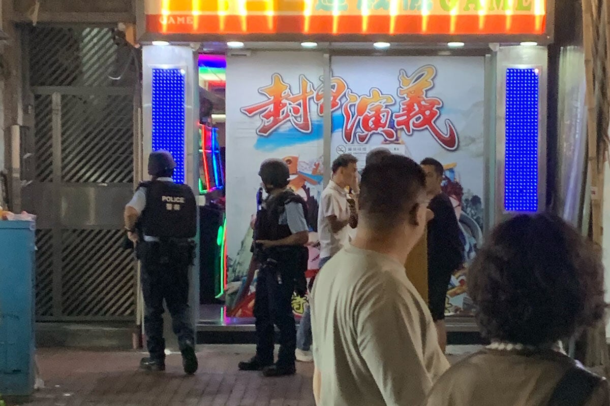 警員接報後配備避彈衣和頭盔等到場調查。(Threads用戶fffff999_0711)