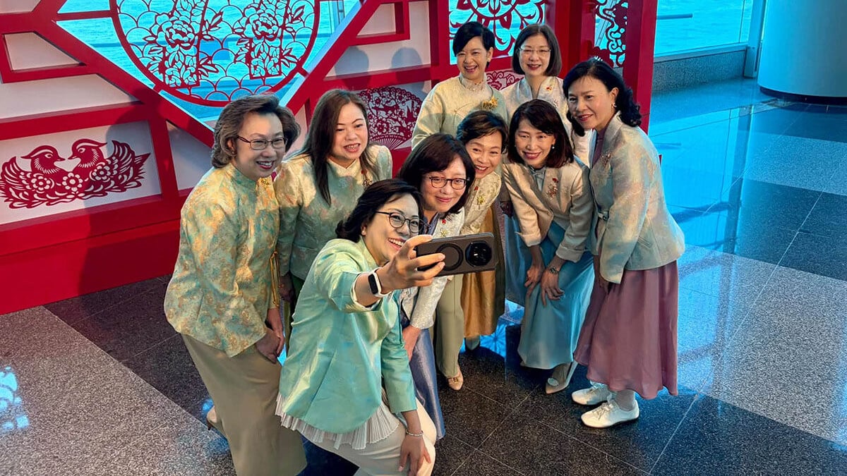 一眾女局長同特首辦主任今日穿著「新中式時裝」出席國慶慶祝酒會。(羅淑佩FB)