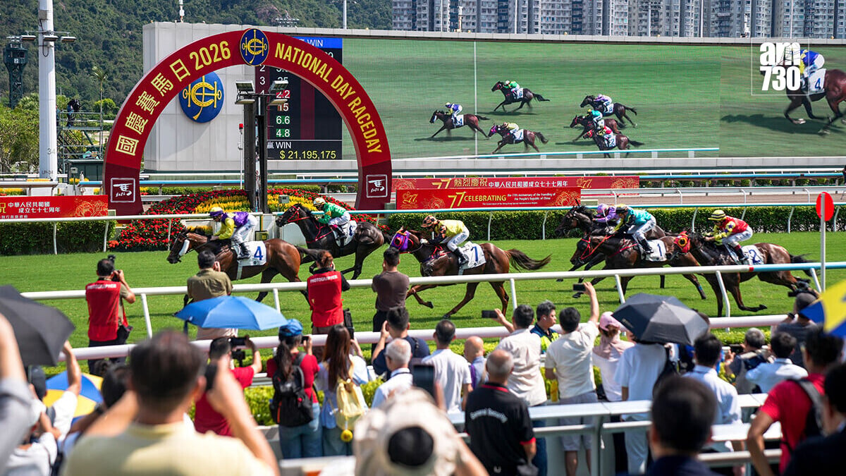香港賽馬會舉行「國慶賽馬日」，吸引不少馬迷入場。(中新社)