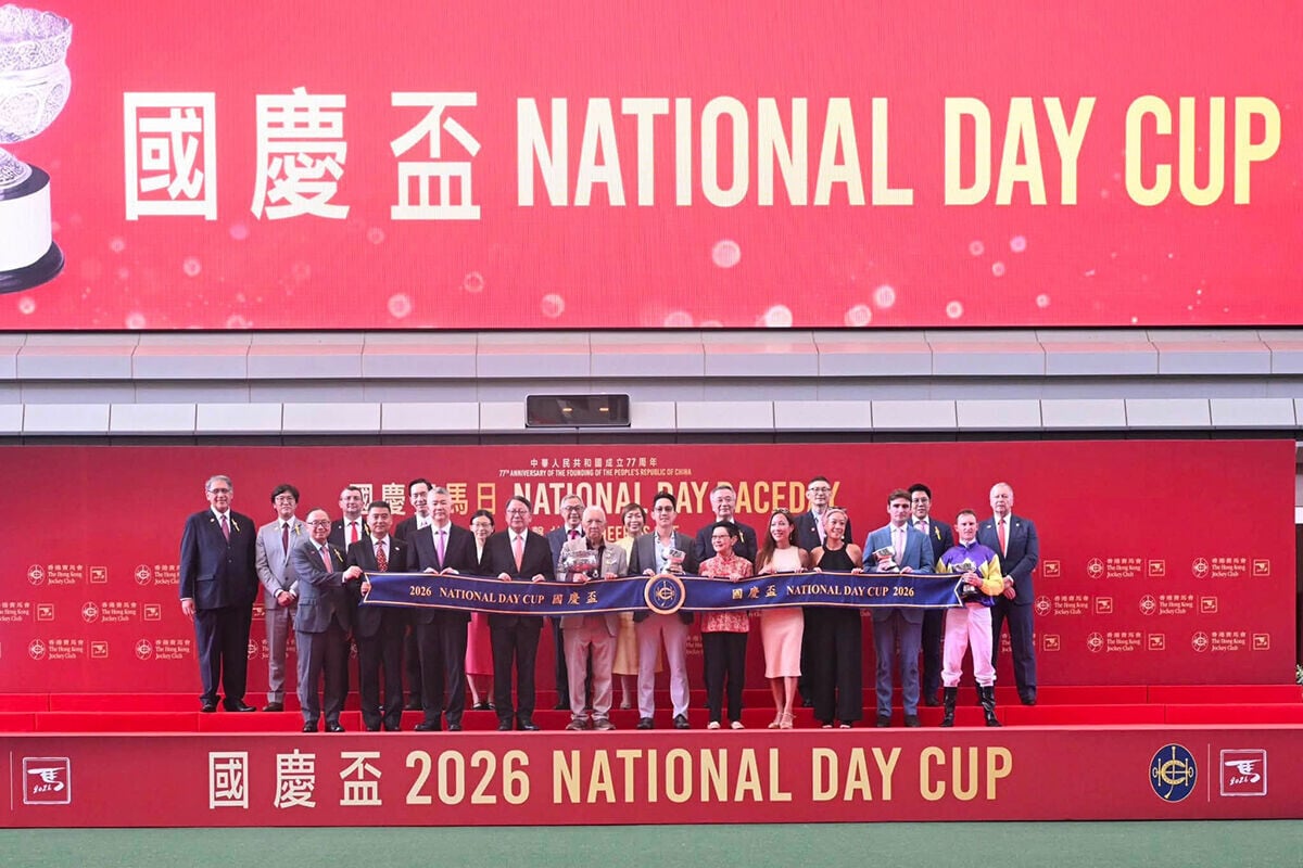 陳國基(前排左四)出席「國慶賽馬日」。(陳國基FB)