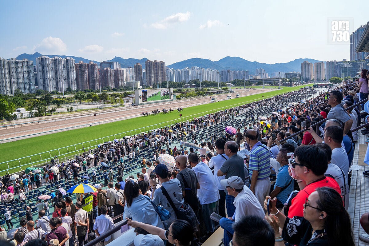 香港賽馬會舉行「國慶賽馬日」,吸引不少馬迷入場。(中新社)
