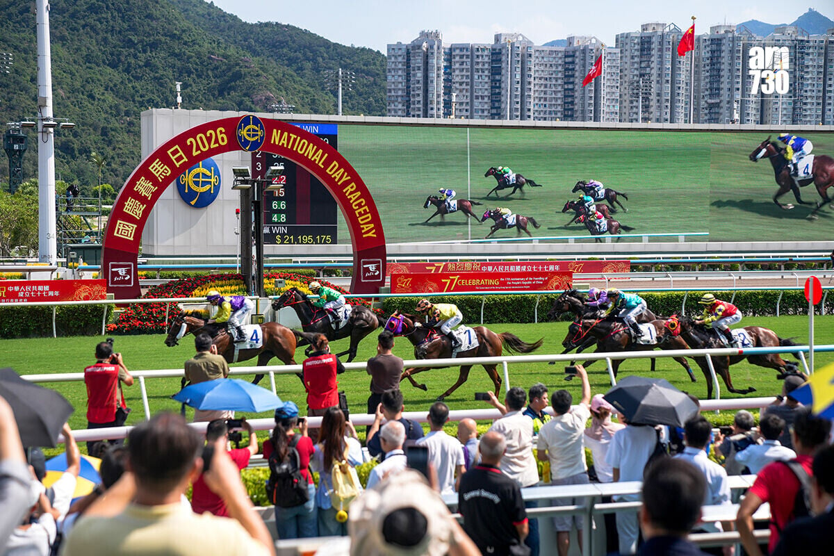 香港賽馬會舉行「國慶賽馬日」,吸引不少馬迷入場。(中新社)