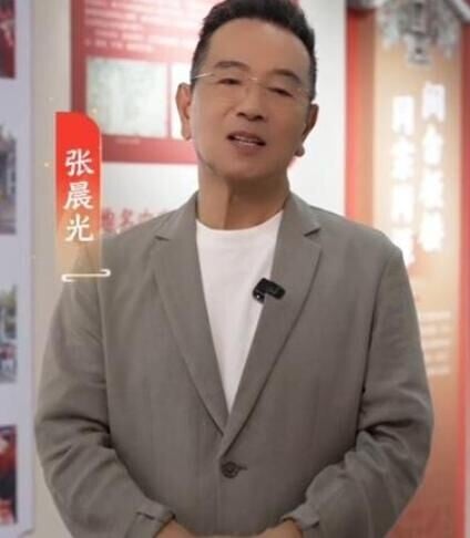 張晨光赴福建廈門展館拍攝宣傳短片。(央視新聞微博)