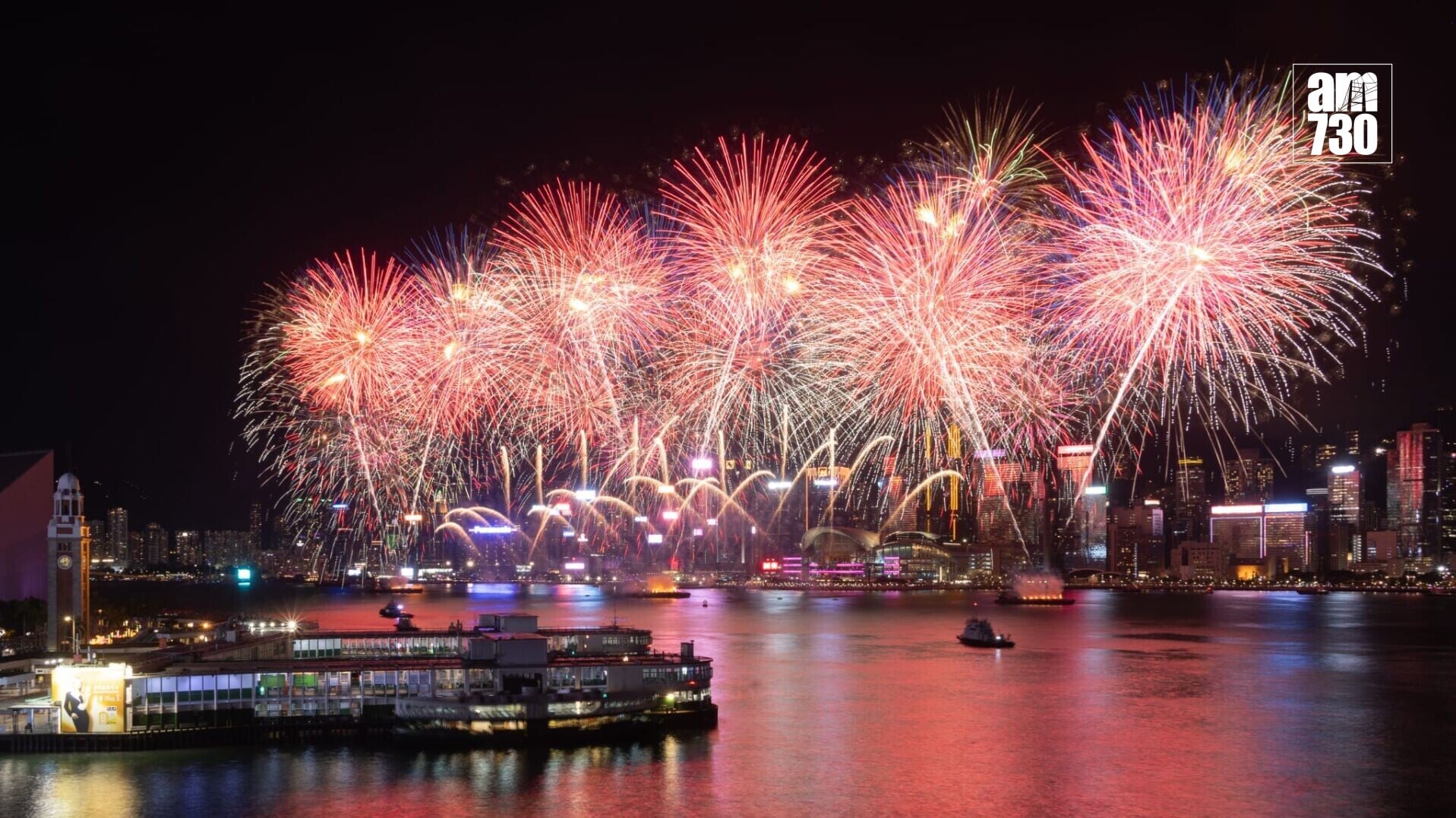 逾3萬枚煙花照亮維港夜空。(蘇文傑攝)