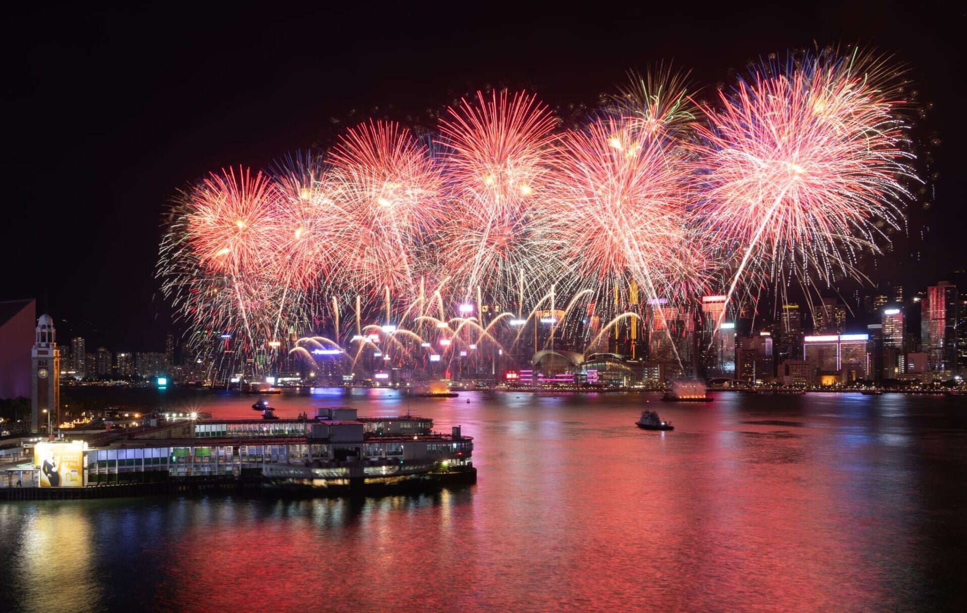 逾3萬枚煙花照亮維港夜空。(蘇文傑攝)