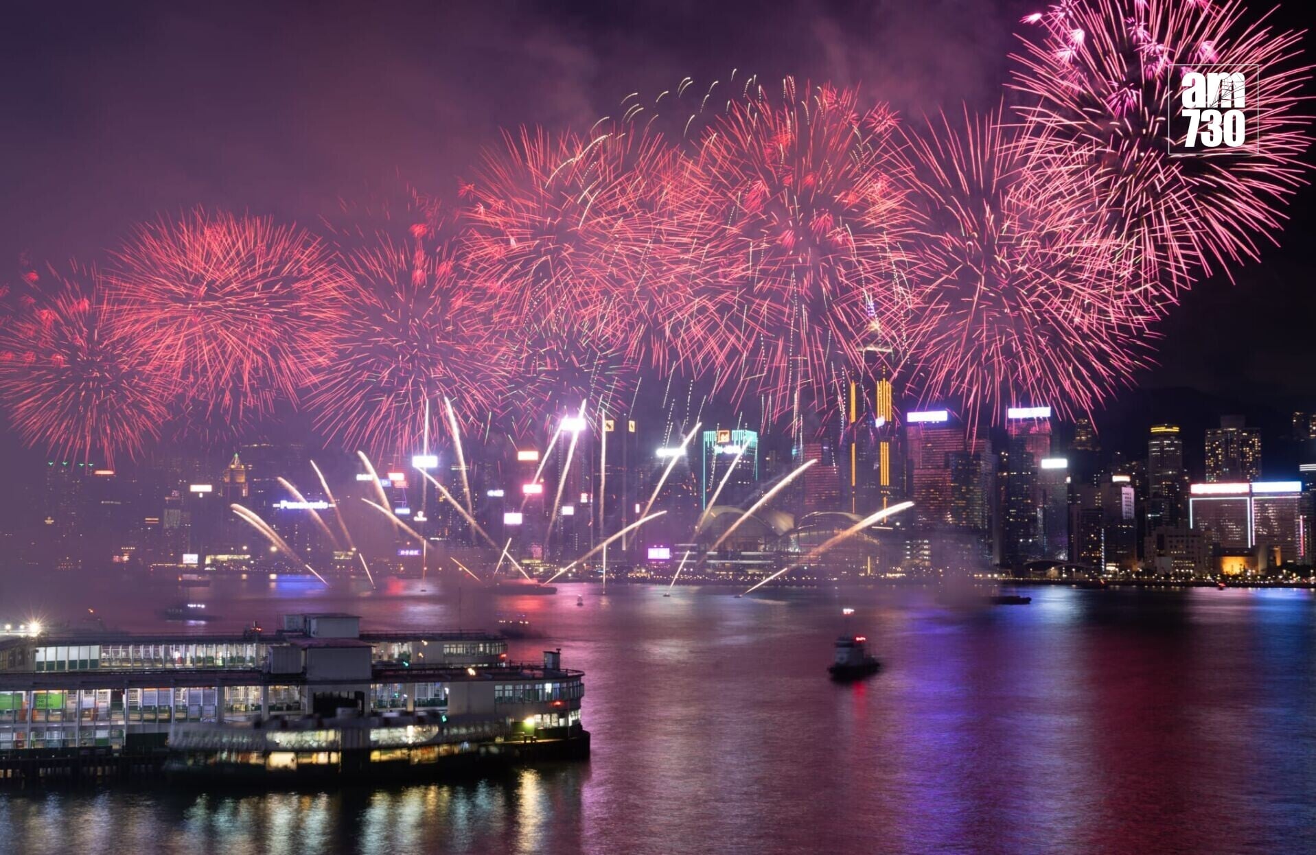 逾3萬枚煙花照亮維港夜空。(蘇文傑攝)