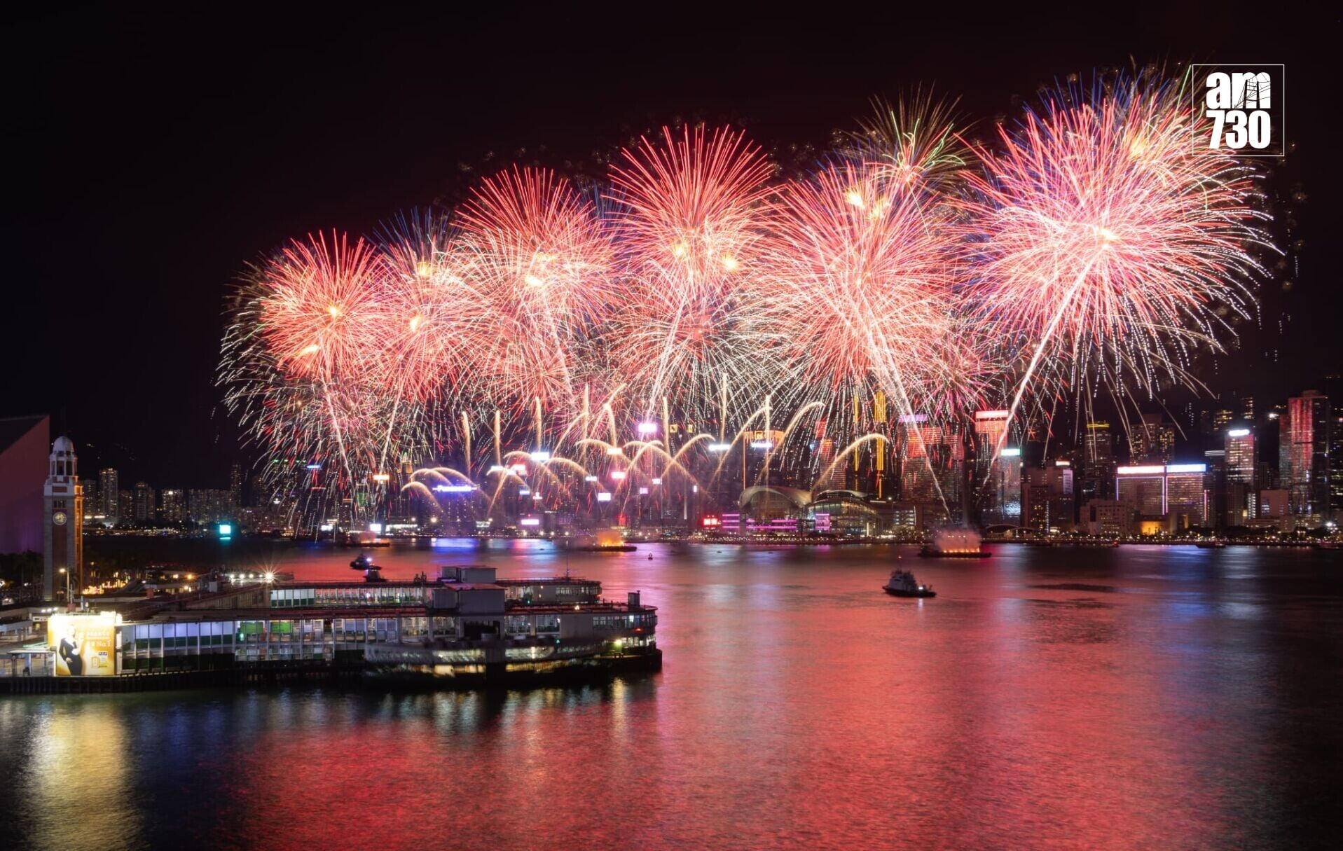 逾3萬枚煙花照亮維港夜空。(蘇文傑攝)