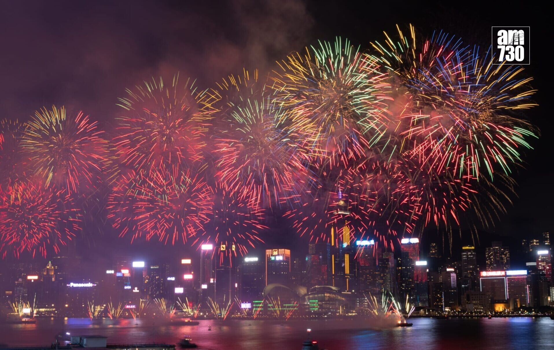 逾3萬枚煙花照亮維港夜空。(蘇文傑攝)