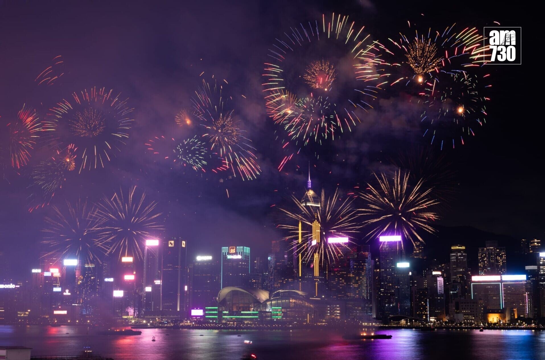 逾3萬枚煙花照亮維港夜空。(蘇文傑攝)