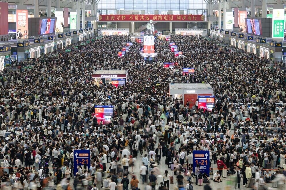 國慶假期首日上海虹橋站候車大堂