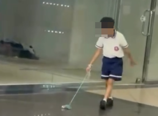 網傳片段,一名男童用繩吊起雀鳥並拖行(Threads)