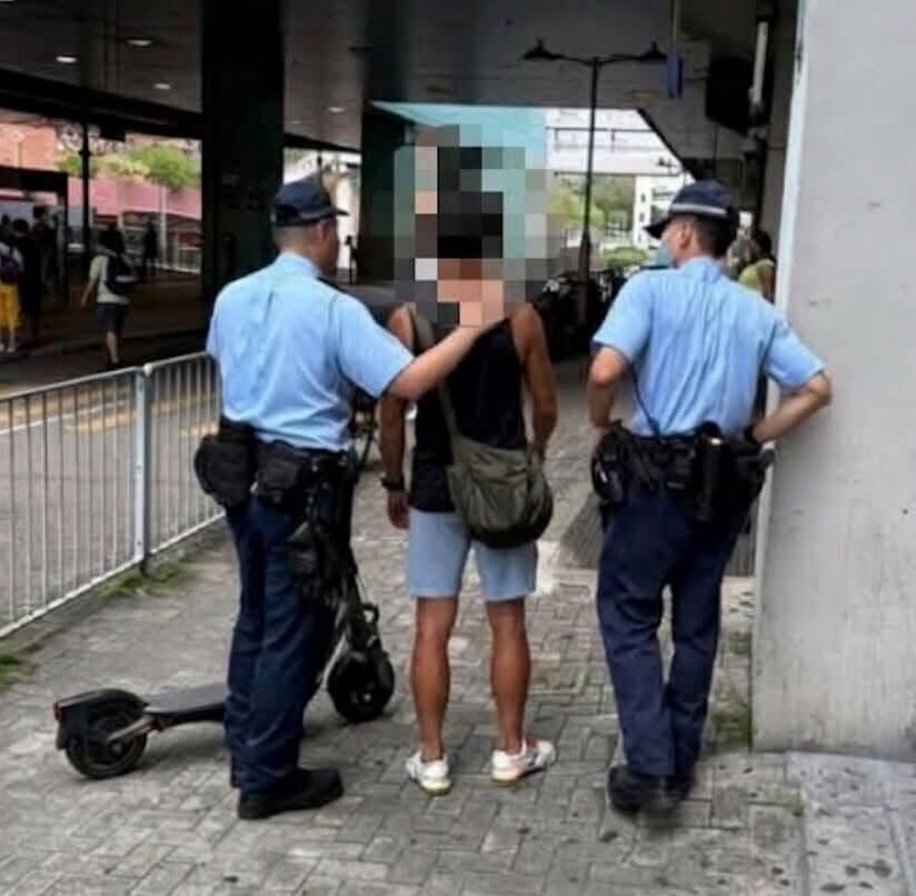 屯門警區Facebook專頁「屯門警區 心繫屯門」周四(1日)上載9張執法照片,多名被截查人士站在電動單車或電動滑板車旁,更有人手持外賣