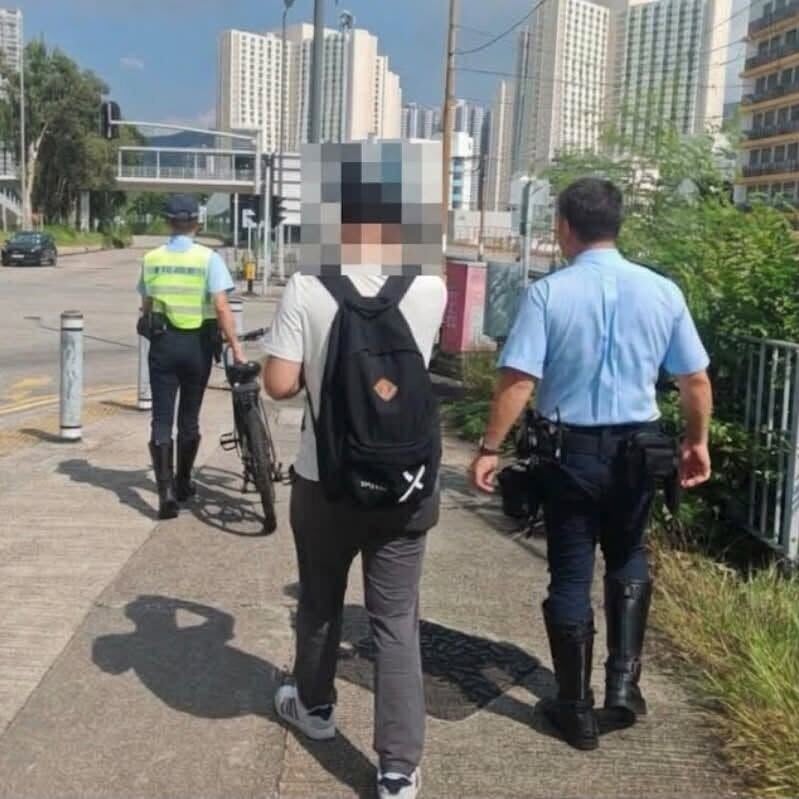 屯門警區Facebook專頁「屯門警區 心繫屯門」周四(1日)上載9張執法照片,多名被截查人士站在電動單車或電動滑板車旁,更有人手持外賣