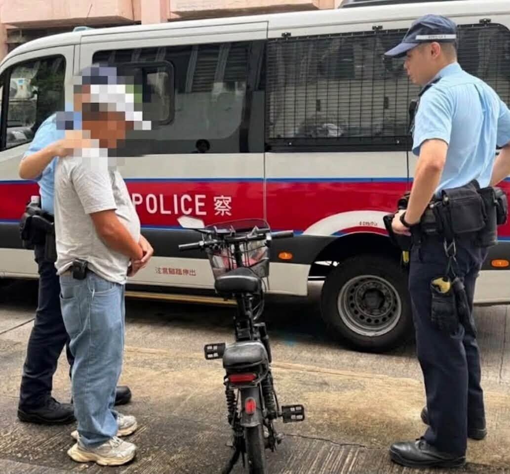 屯門警區Facebook專頁「屯門警區 心繫屯門」周四(1日)上載9張執法照片,多名被截查人士站在電動單車或電動滑板車旁,更有人手持外賣