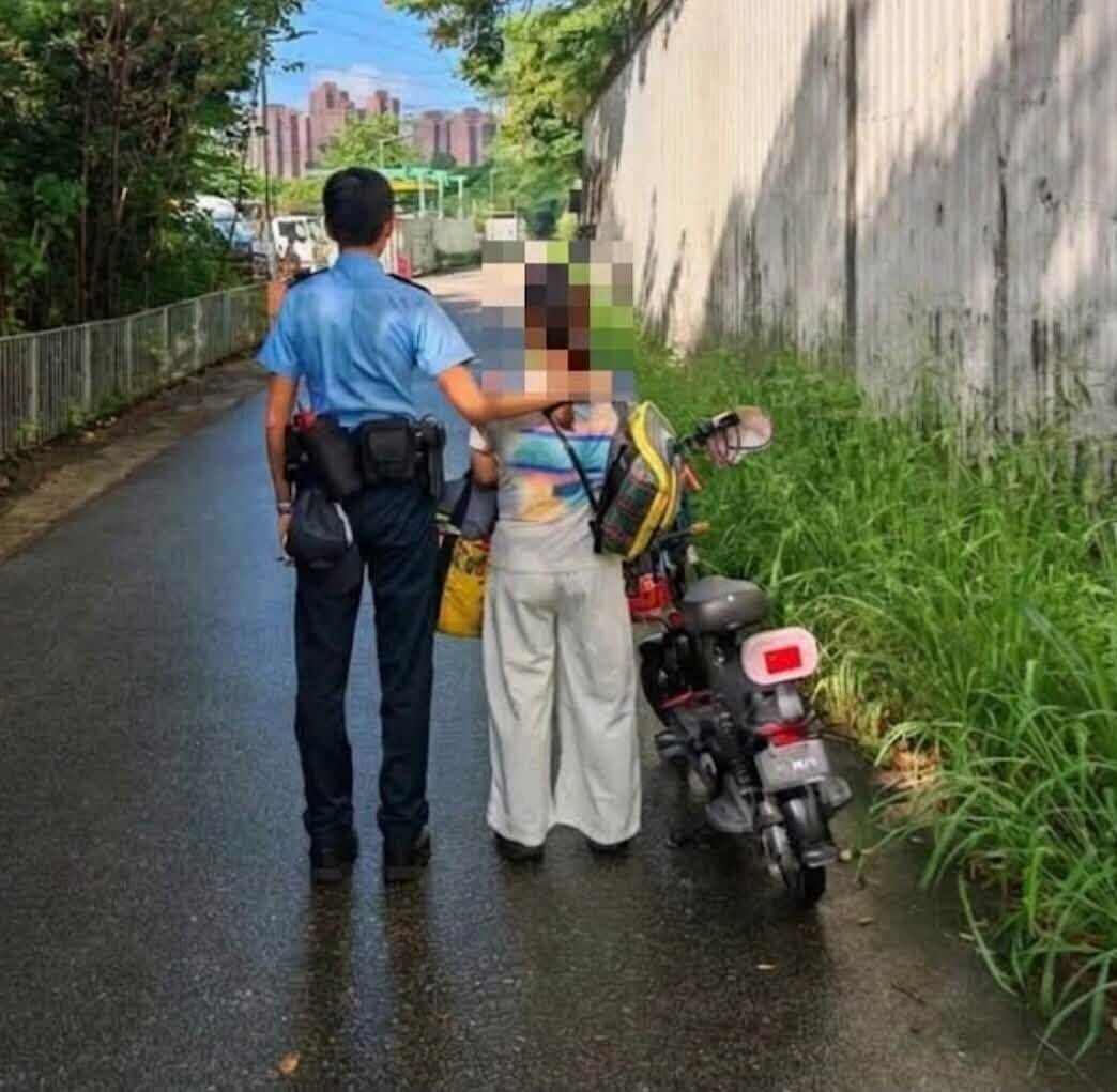 屯門警區Facebook專頁「屯門警區 心繫屯門」周四(1日)上載9張執法照片,多名被截查人士站在電動單車或電動滑板車旁,更有人手持外賣