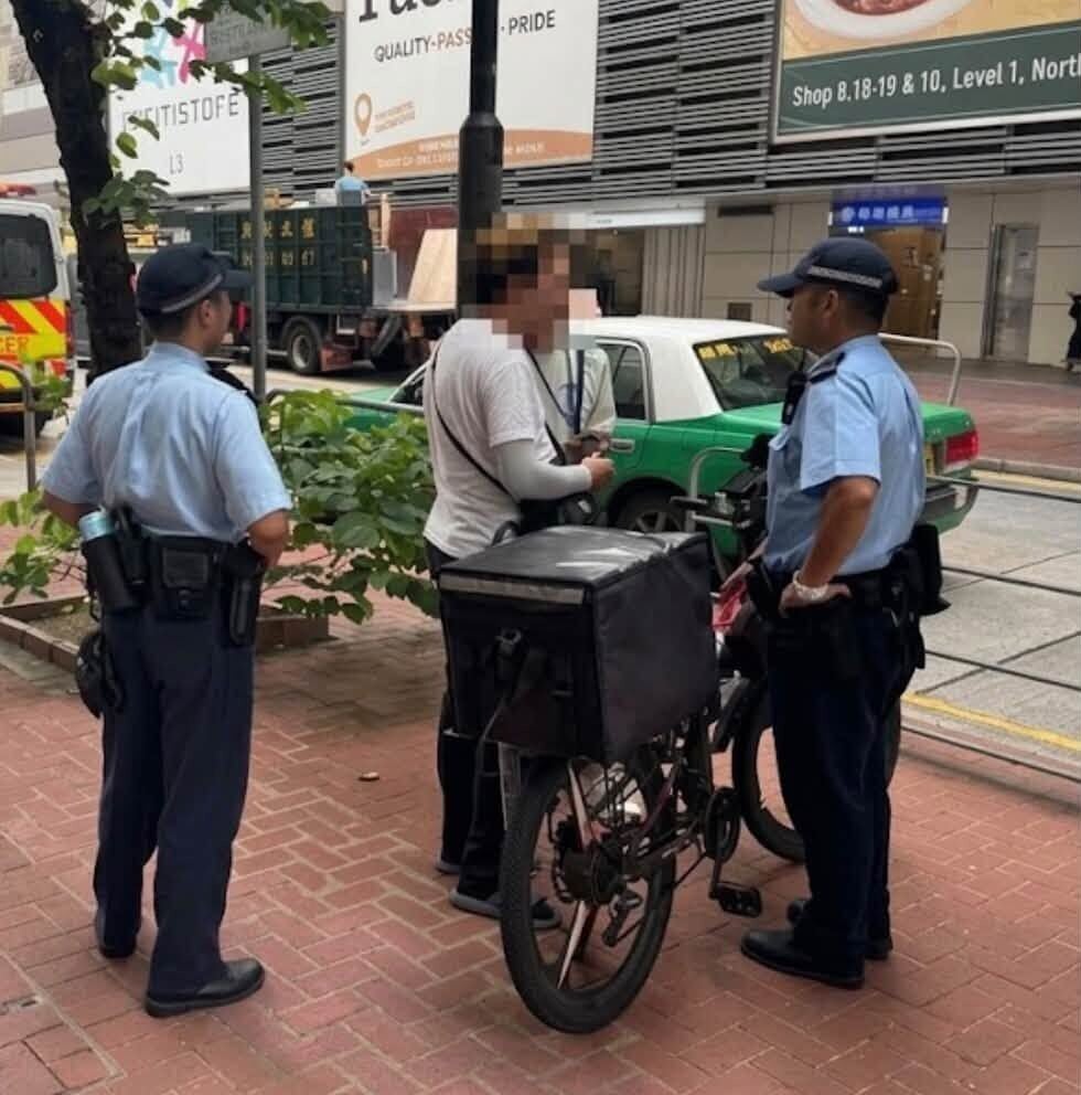 屯門警區Facebook專頁「屯門警區 心繫屯門」周四(1日)上載9張執法照片,多名被截查人士站在電動單車或電動滑板車旁,更有人手持外賣