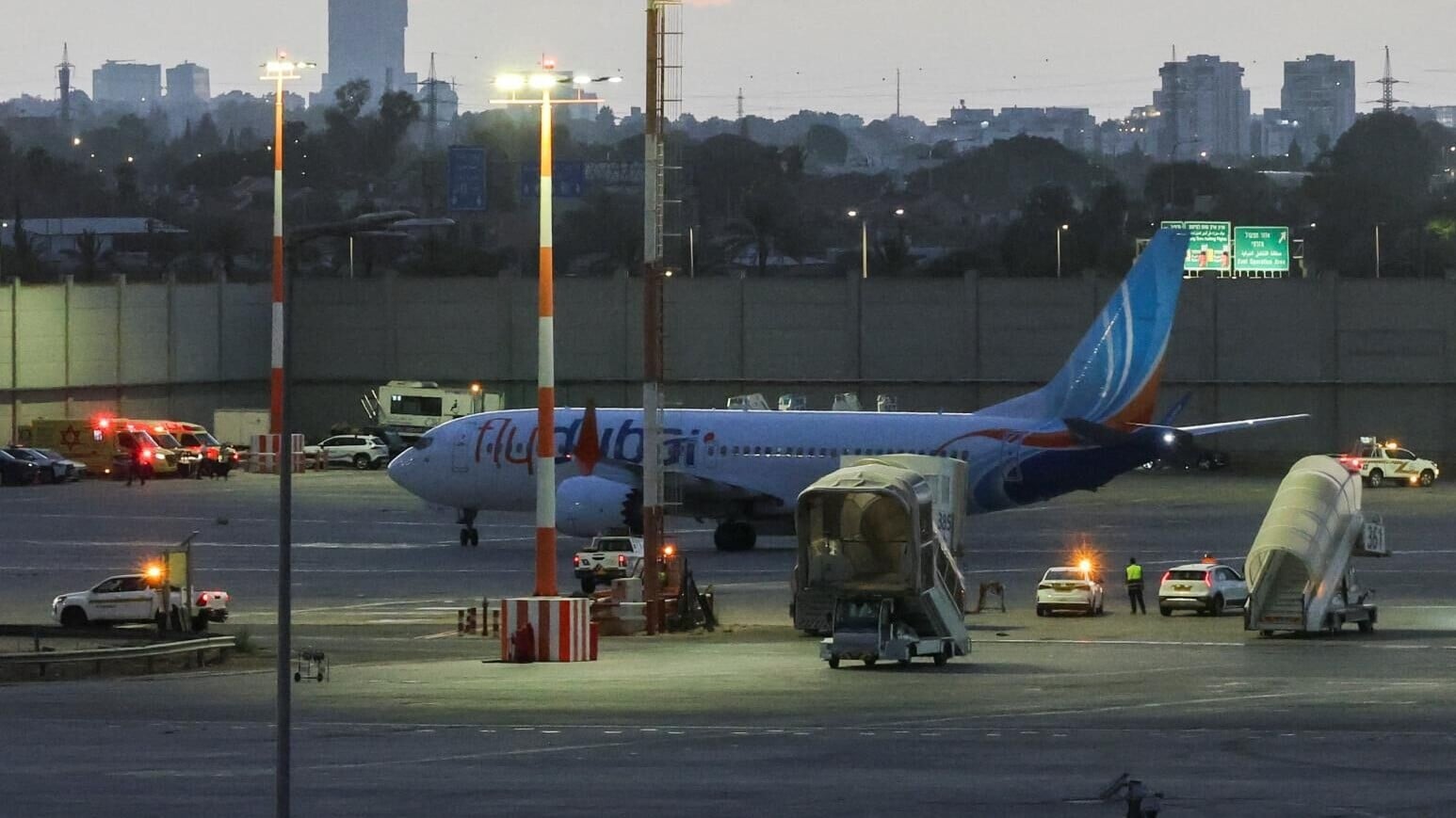 杜拜航空客機遇襲後轉降沙特阿拉伯機場。（圖／路透）