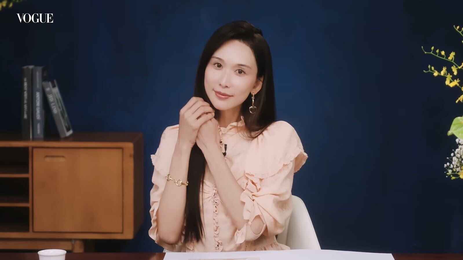 51歲林志玲日前登上時尚雜誌《VOGUE》十月號封面,在影片中淡妝示人