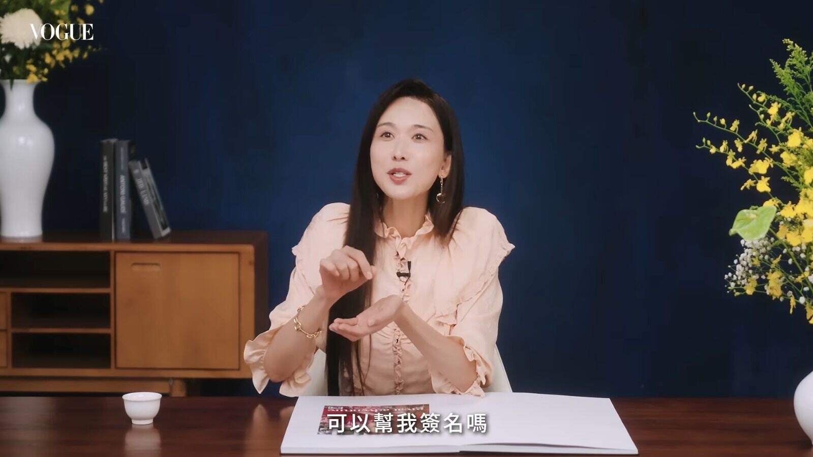 51歲林志玲日前登上時尚雜誌《VOGUE》十月號封面,在影片中淡妝示人