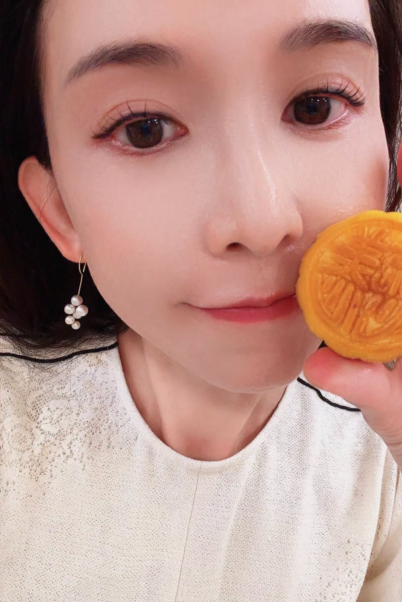 林志玲中秋節前上載食月餅照