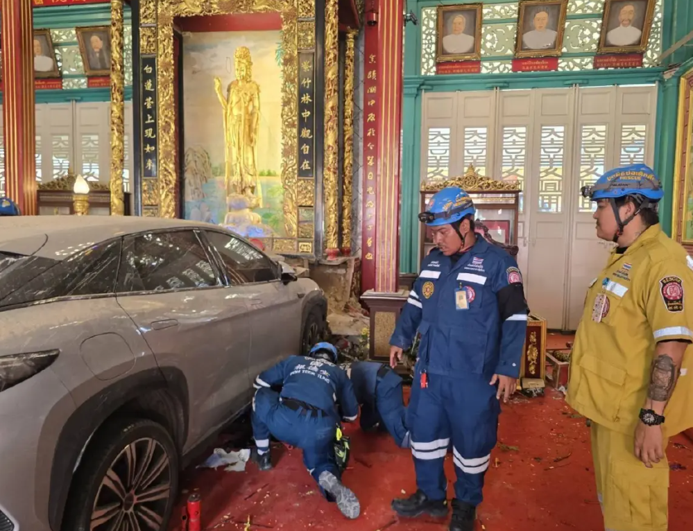 泰國曼谷著名的唐人街耀華力路天華基金會觀音廟發生嚴重交通意外。一名78歲老翁駕駛電動車前往觀音廟準備參拜時,疑突感不適頭暈,誤將油門當煞車踩,電動車高速衝入廟內,當時有多名善信跪拜。(網上圖片)