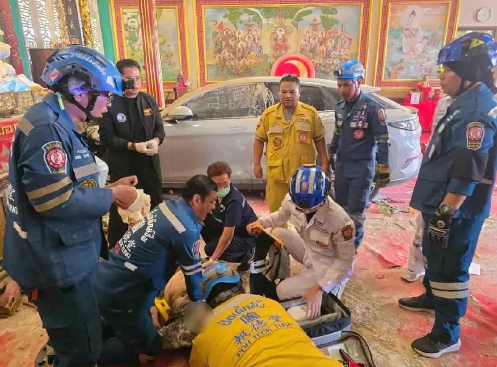 泰國曼谷著名的唐人街耀華力路天華基金會觀音廟發生嚴重交通意外。一名78歲老翁駕駛電動車前往觀音廟準備參拜時,疑突感不適頭暈,誤將油門當煞車踩,電動車高速衝入廟內,當時有多名善信跪拜。(網上圖片)