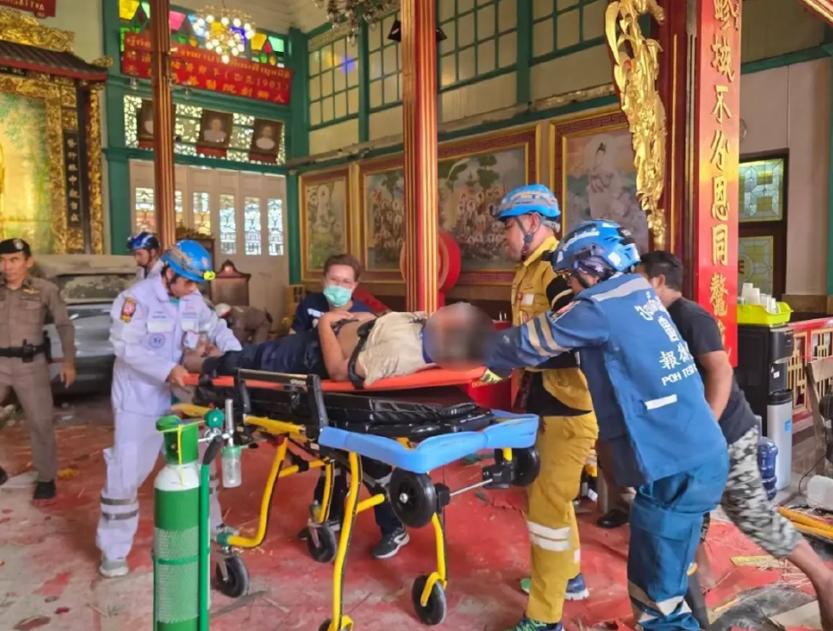 泰國曼谷著名的唐人街耀華力路天華基金會觀音廟發生嚴重交通意外。一名78歲老翁駕駛電動車前往觀音廟準備參拜時,疑突感不適頭暈,誤將油門當煞車踩,電動車高速衝入廟內,當時有多名善信跪拜。(網上圖片)