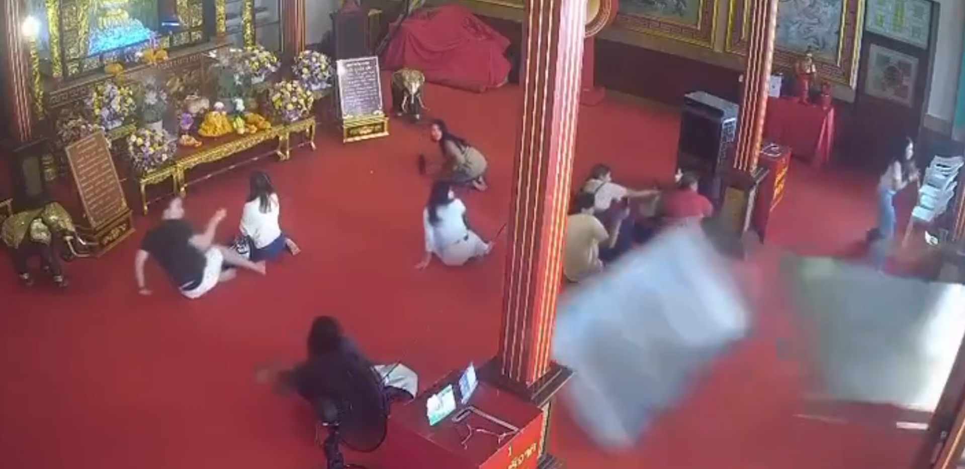 泰國曼谷著名的唐人街耀華力路天華基金會觀音廟發生嚴重交通意外。一名78歲老翁駕駛電動車前往觀音廟準備參拜時,疑突感不適頭暈,誤將油門當煞車踩,電動車高速衝入廟內,當時有多名善信跪拜。(x)