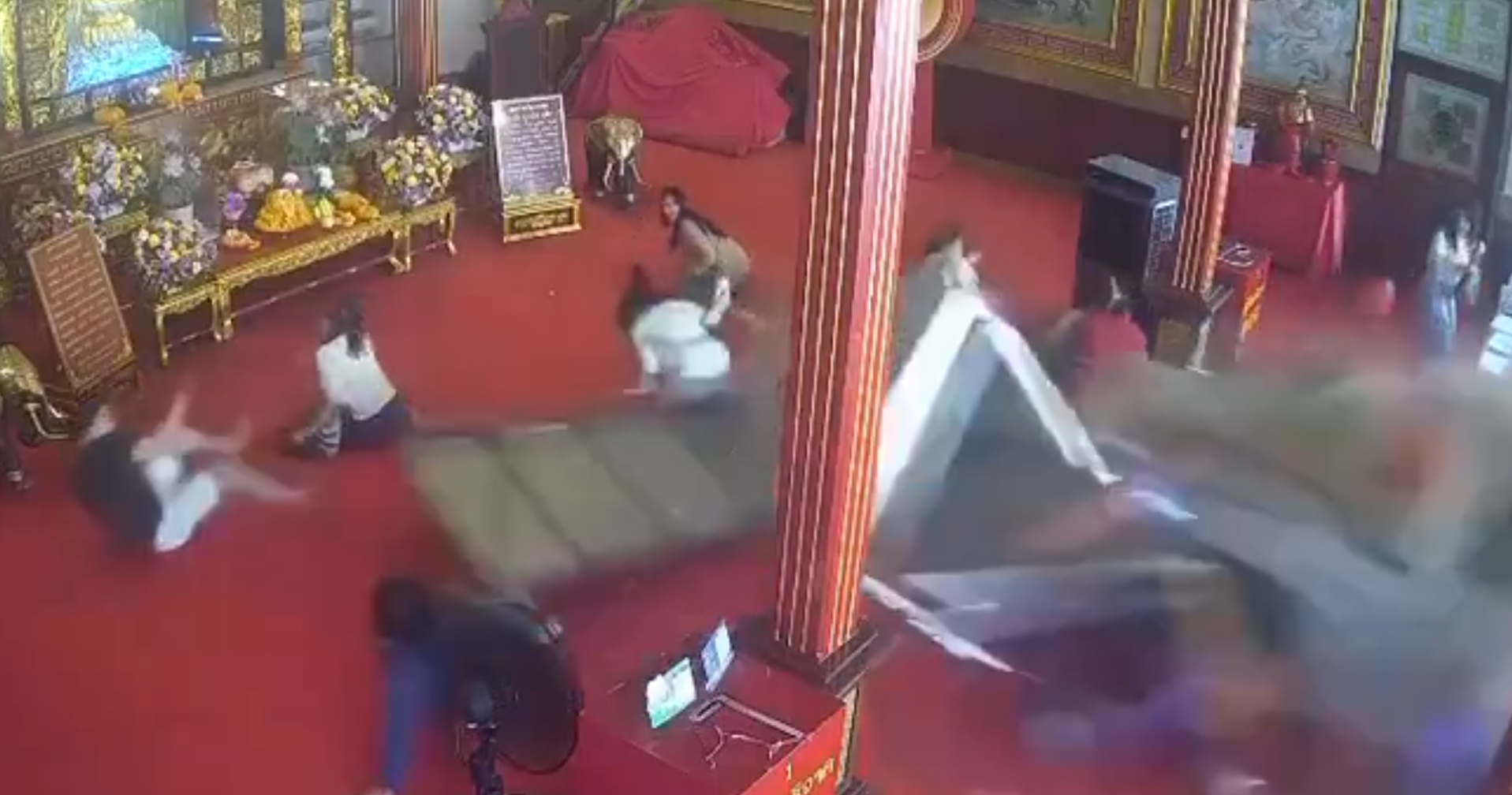 泰國曼谷著名的唐人街耀華力路天華基金會觀音廟發生嚴重交通意外。一名78歲老翁駕駛電動車前往觀音廟準備參拜時,疑突感不適頭暈,誤將油門當煞車踩,電動車高速衝入廟內,當時有多名善信跪拜。(x)