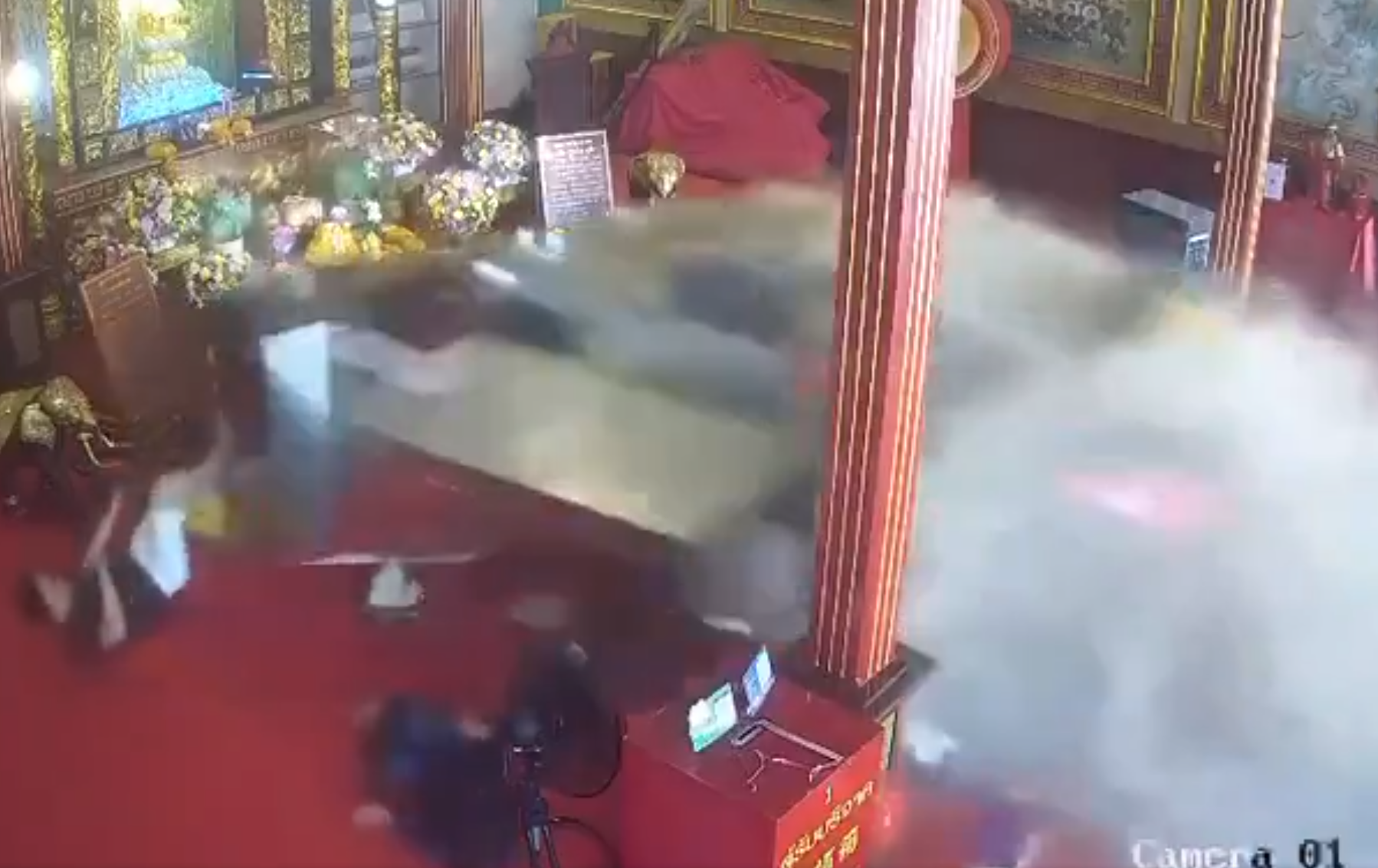 泰國曼谷著名的唐人街耀華力路天華基金會觀音廟發生嚴重交通意外。一名78歲老翁駕駛電動車前往觀音廟準備參拜時,疑突感不適頭暈,誤將油門當煞車踩,電動車高速衝入廟內,當時有多名善信跪拜。(x)