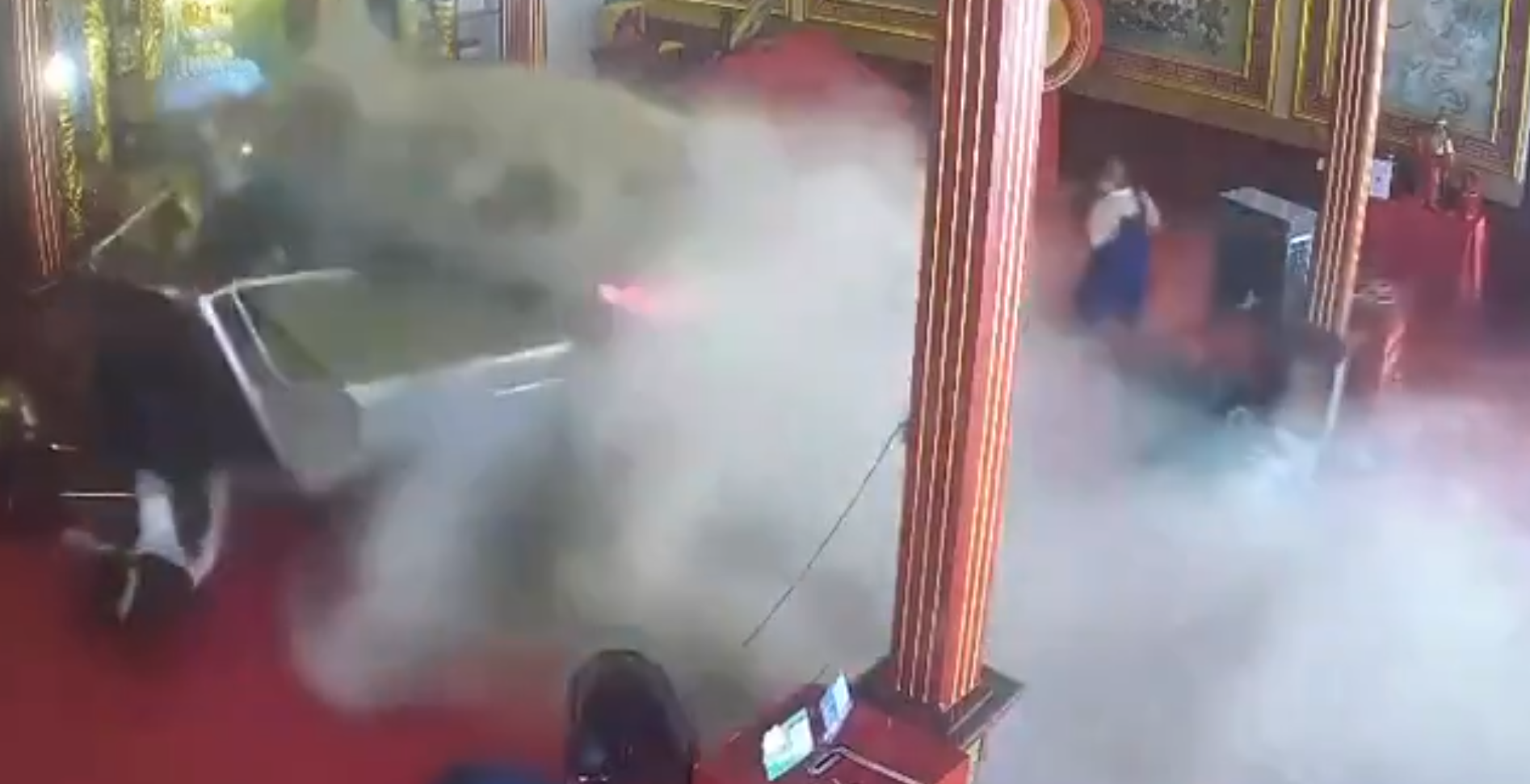 泰國曼谷著名的唐人街耀華力路天華基金會觀音廟發生嚴重交通意外。一名78歲老翁駕駛電動車前往觀音廟準備參拜時,疑突感不適頭暈,誤將油門當煞車踩,電動車高速衝入廟內,當時有多名善信跪拜。(x)