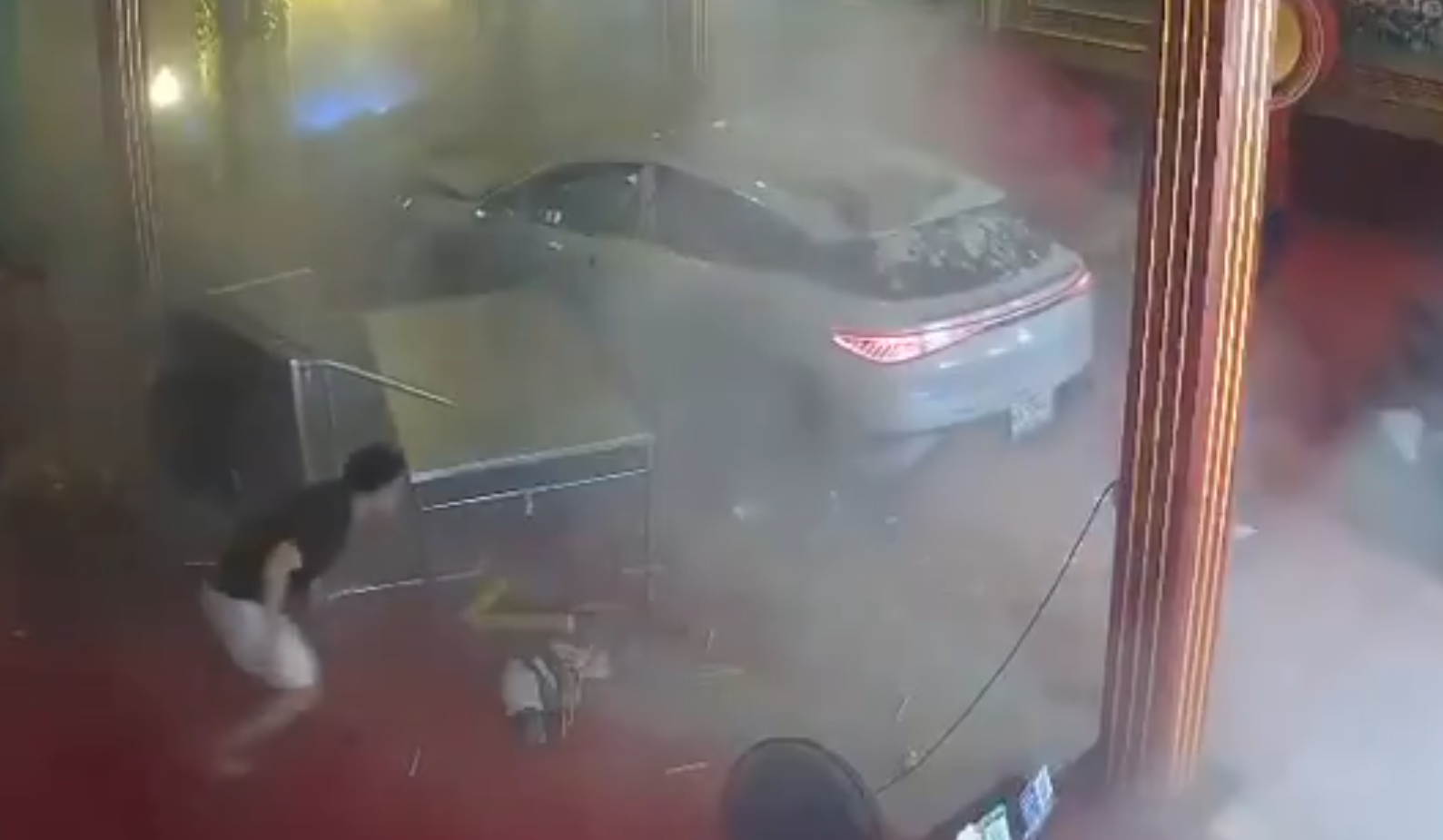 泰國曼谷著名的唐人街耀華力路天華基金會觀音廟發生嚴重交通意外。一名78歲老翁駕駛電動車前往觀音廟準備參拜時,疑突感不適頭暈,誤將油門當煞車踩,電動車高速衝入廟內,當時有多名善信跪拜。(x)