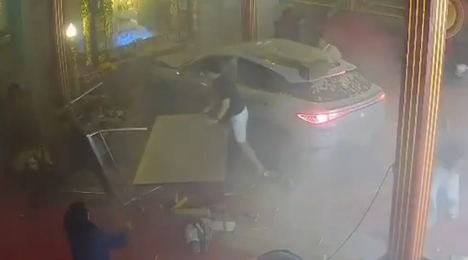泰國曼谷著名的唐人街耀華力路天華基金會觀音廟發生嚴重交通意外。一名78歲老翁駕駛電動車前往觀音廟準備參拜時,疑突感不適頭暈,誤將油門當煞車踩,電動車高速衝入廟內,當時有多名善信跪拜。(x)