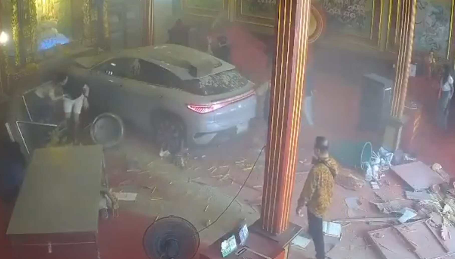 泰國曼谷著名的唐人街耀華力路天華基金會觀音廟發生嚴重交通意外。一名78歲老翁駕駛電動車前往觀音廟準備參拜時,疑突感不適頭暈,誤將油門當煞車踩,電動車高速衝入廟內,當時有多名善信跪拜。(x)