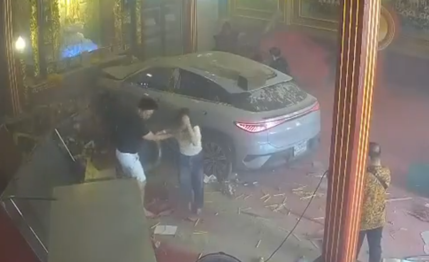 泰國曼谷著名的唐人街耀華力路天華基金會觀音廟發生嚴重交通意外。一名78歲老翁駕駛電動車前往觀音廟準備參拜時,疑突感不適頭暈,誤將油門當煞車踩,電動車高速衝入廟內,當時有多名善信跪拜。(x)