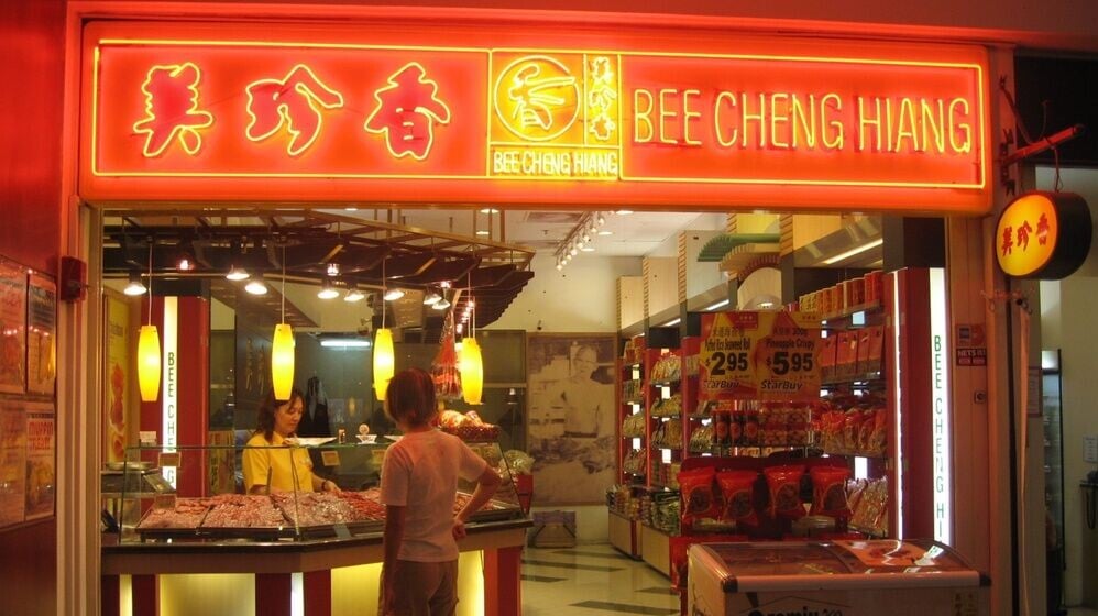 新加坡老字號品牌美珍香有員工因操作人工智能（AI）工具不當，導致逾9.5萬名顧客的電郵地址外洩，是新加坡首宗與AI有關的個人資料外洩事件。