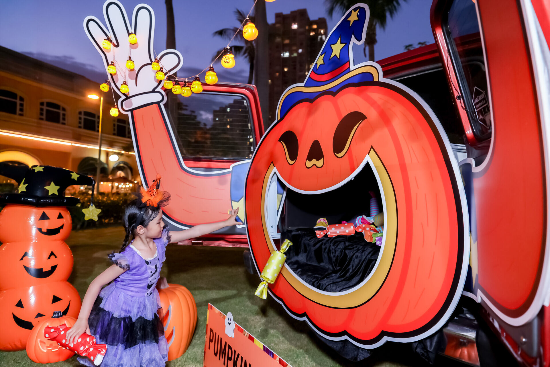 「Truck or Treat 搞鬼糖果車隊」:多部經典越野車換上萬聖節佈置 變身搞鬼糖果車隊基地5