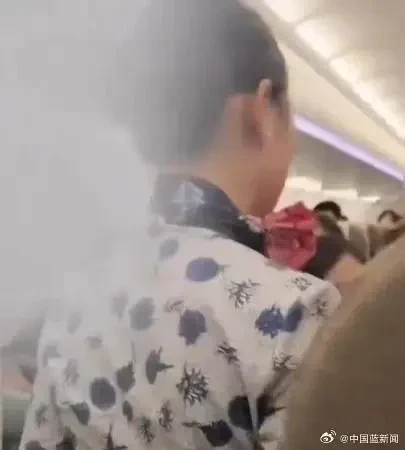 東航空姐下跪向乘客道歉。(圖/翻攝新浪微博)