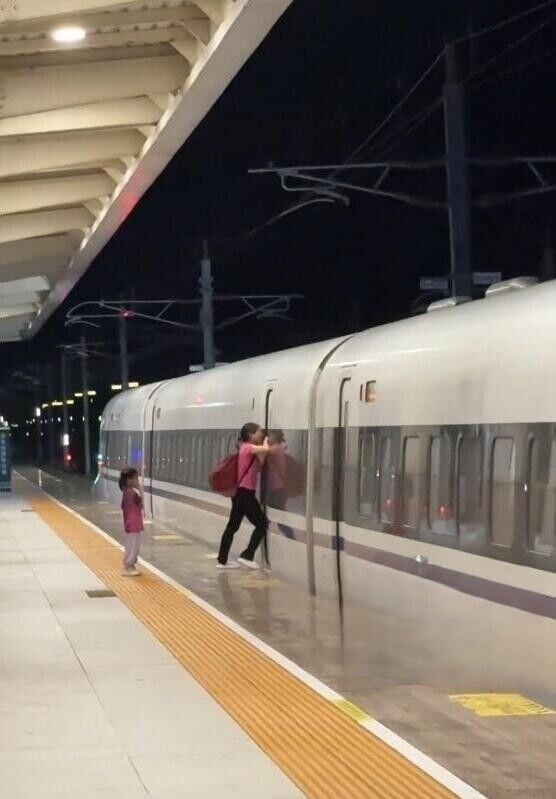 婦人旁有一名子女,另一名兒子則在車上