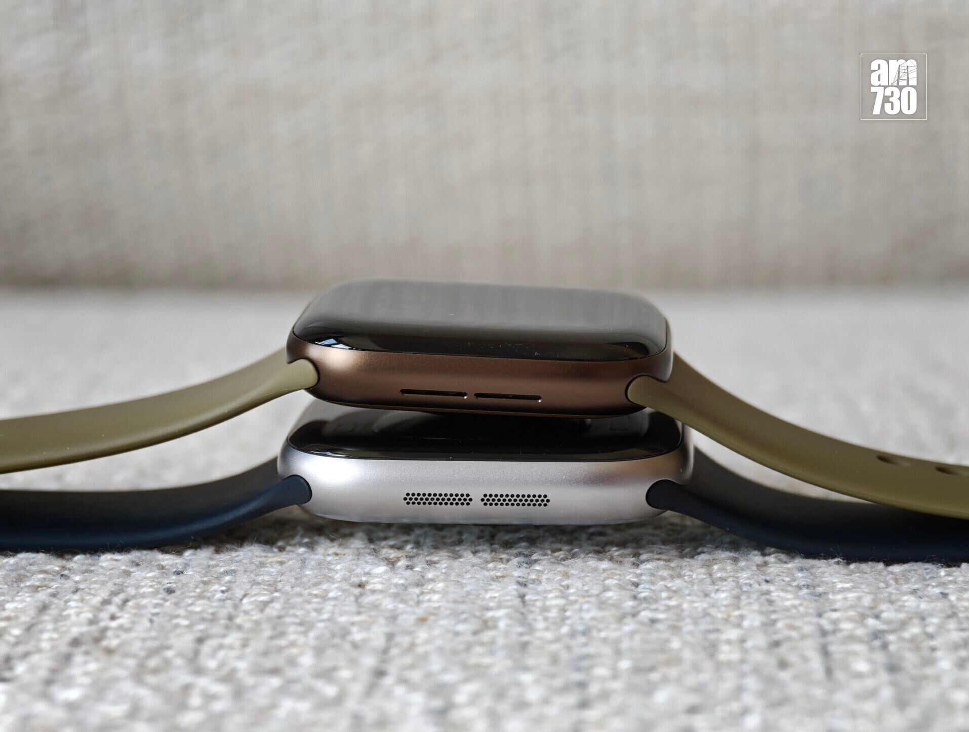 Apple Watch Series 12(上)的喇叭較細。