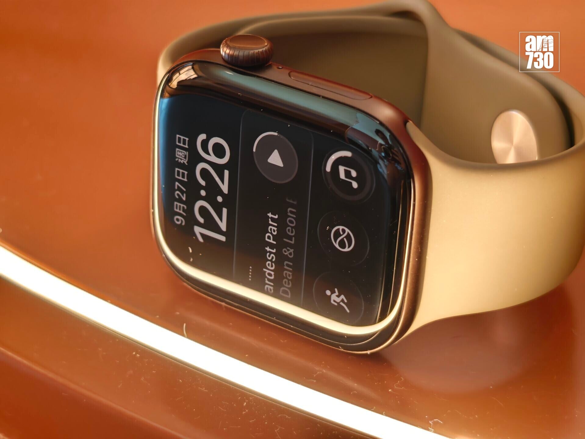 Apple Watch Series 12 42mm深古銅色版本。