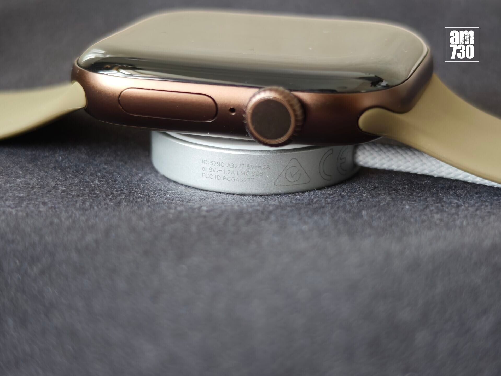 Apple Watch Series 12換上新充電器,充電速度更快。