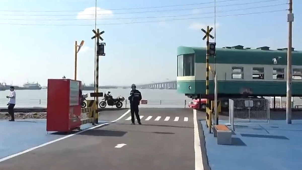 江蘇省出現仿鎌倉高校前平交道的景點，若在適當角度「打卡」或幾可亂真。(ANN新聞截圖)