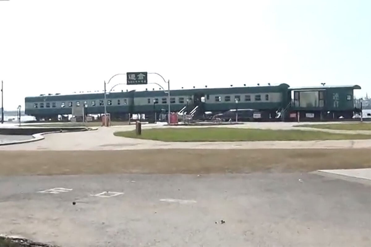 江蘇省出現仿鎌倉高校前平交道的景點,現場放有一列「江之電」列車。(ANN新聞截圖)