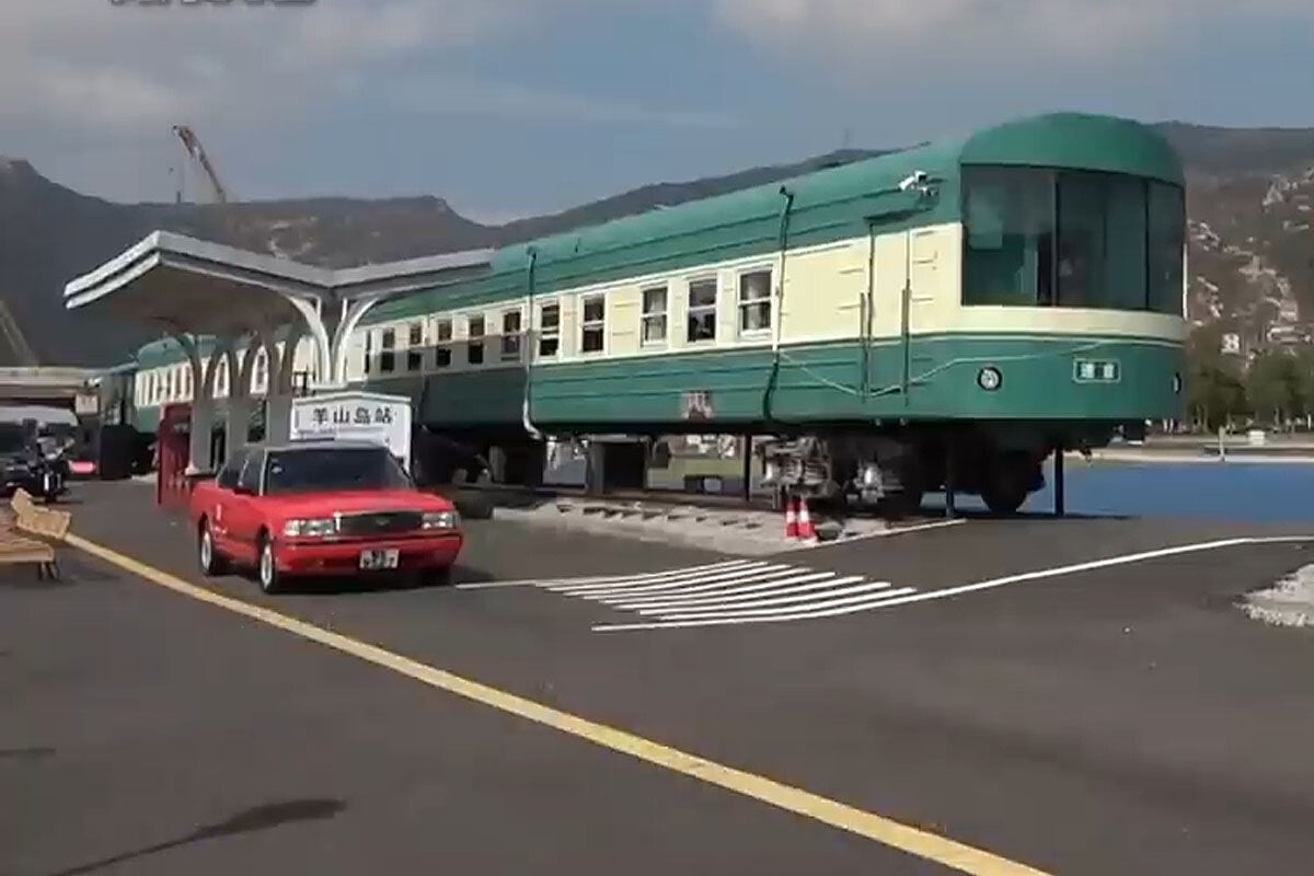江蘇省出現仿鎌倉高校前平交道的景點,「江之電」列車旁邊有一輛香港市區的士。(ANN新聞截圖)
