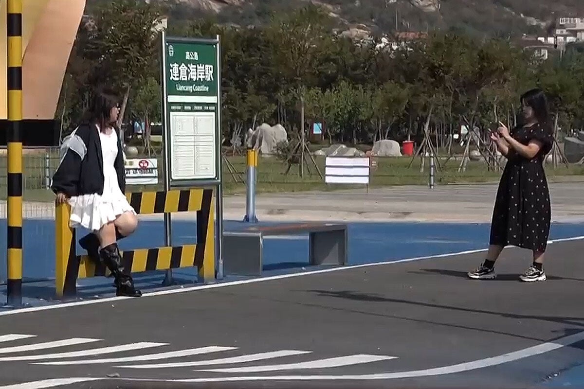江蘇省出現仿鎌倉高校前平交道的景點,平日都有不少遊客到場朝聖。(ANN新聞截圖)