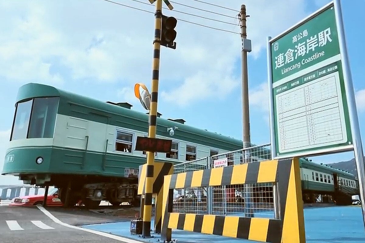 江蘇省出現仿鎌倉高校前平交道的景點,現場站名為「連倉海岸駅」。(ANN新聞截圖)