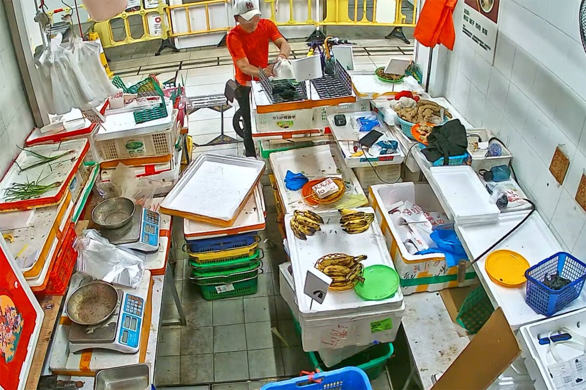 清濤苑街市一個檔口遇竊,賊人在店內四處翻找有價值貨品。(閉路電視片段截圖)